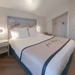 Jules Verne Hotel