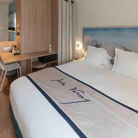 Jules Verne Hotel